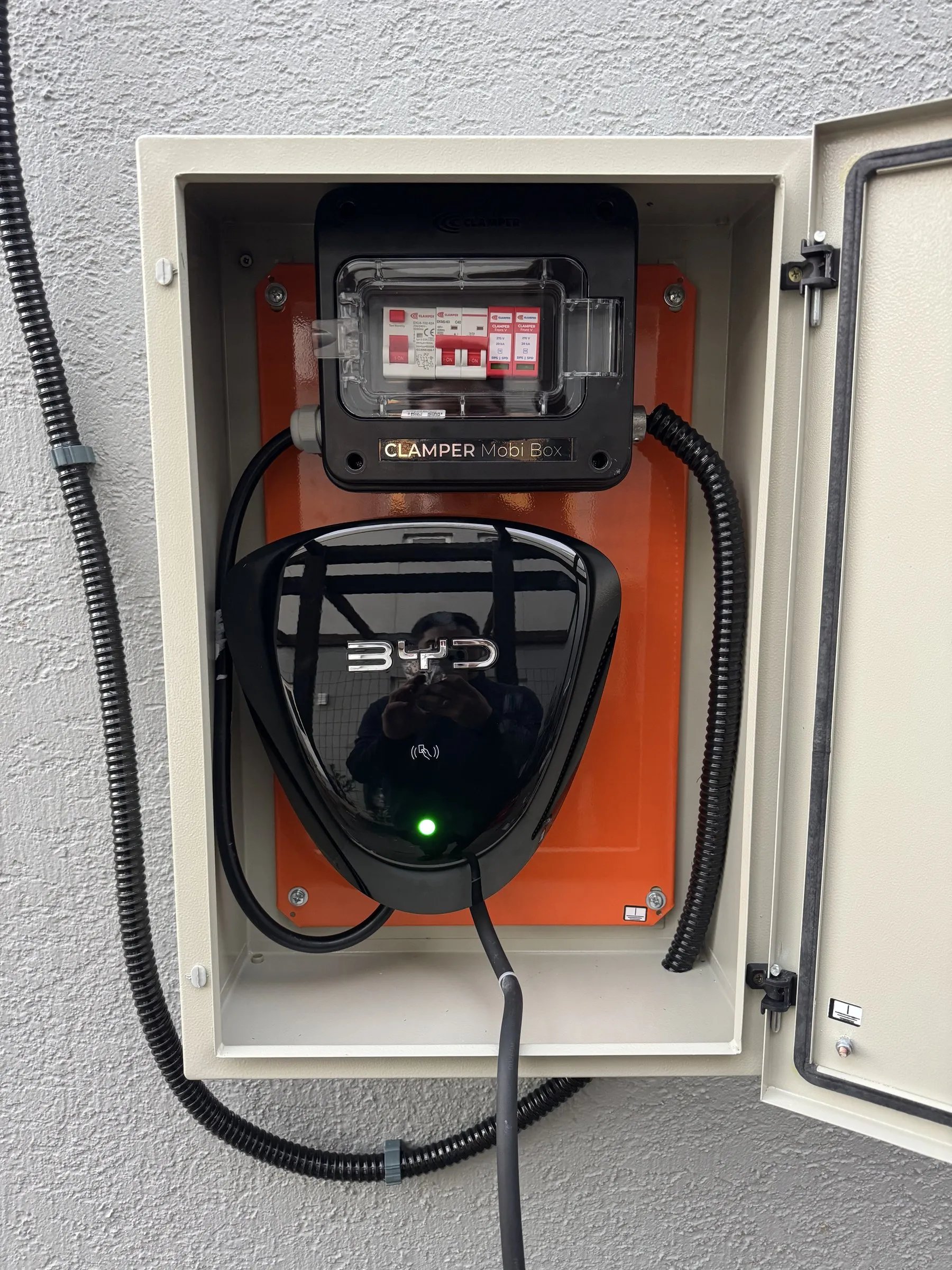 Carregador wallbox montado em gabinete metálico com quadro de proteção, instalado pela GKN Watts